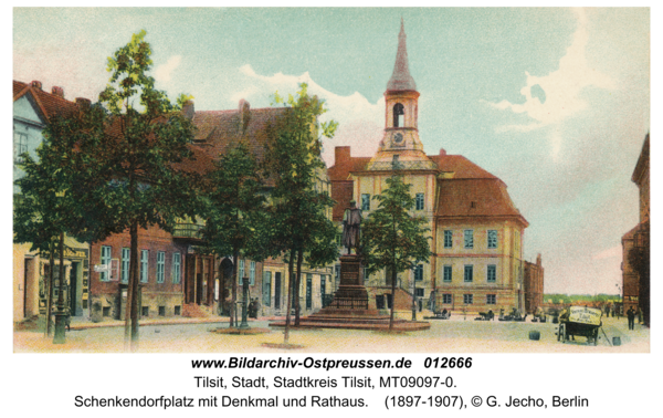 Tilsit, Schenkendorfplatz mit Denkmal und Rathaus