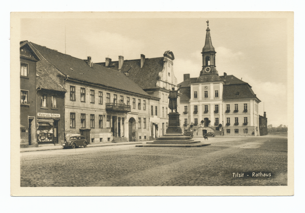 Tilsit, Schenkendorfplatz mit Denkmal und Rathaus