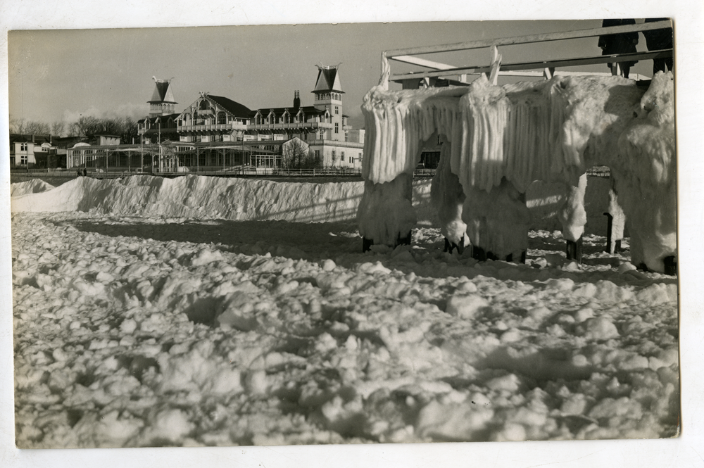 Cranz, Hotel Monopol, Schnee am Strand und vereister Seesteg