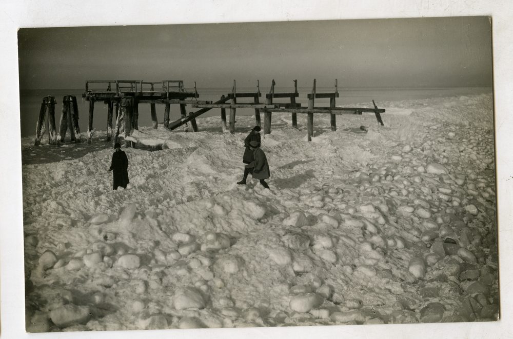 Cranz, Schnee am Strand, zerstörter Seesteg