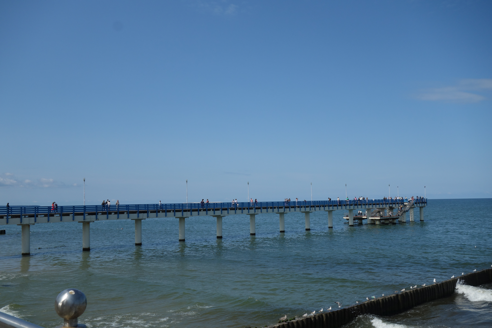 Cranz (Зеленоградск, Blick von der Strandpromenade zum Seesteg