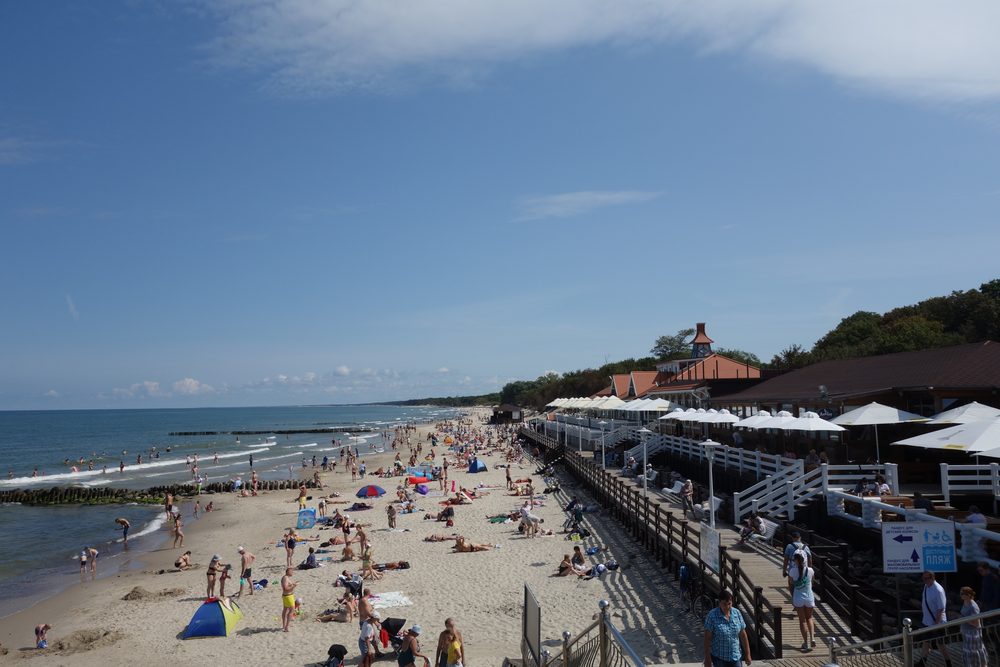 Cranz (Зеленоградск, Badebetrieb vor der Strandpromenade