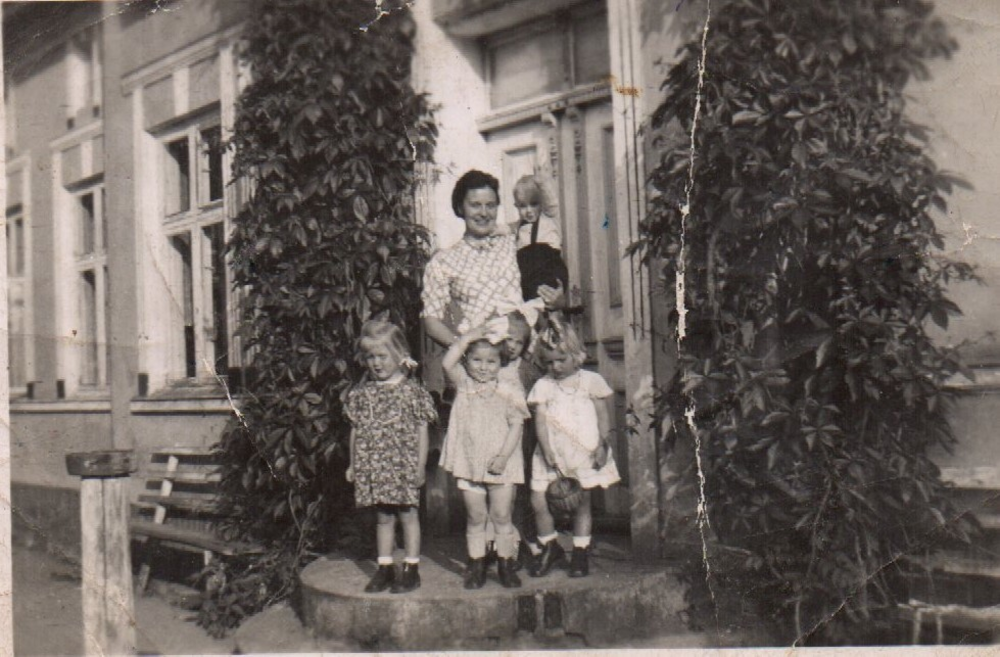 Groß Schillehlen (Großschollen), Elsbeth Anni Bremer mit ihren Töchtern Marianne u. Renate sowie Sohn Manfred u. zwei unbekannten Kindern