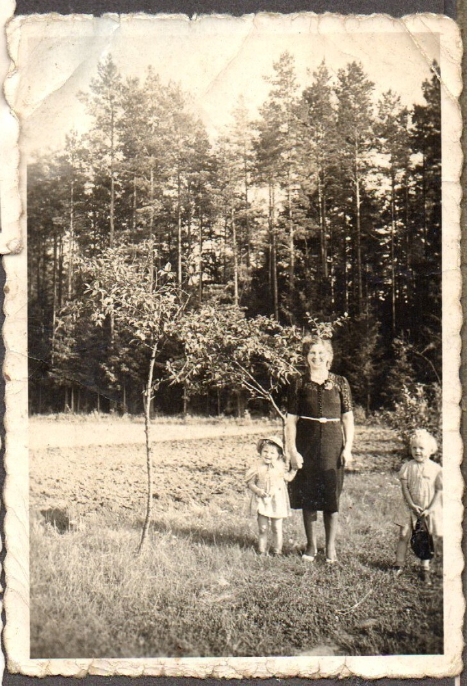 Groß Schillehlen (Großschollen), Marianne u. Renate Bremer mit ihrem Kindermädchen