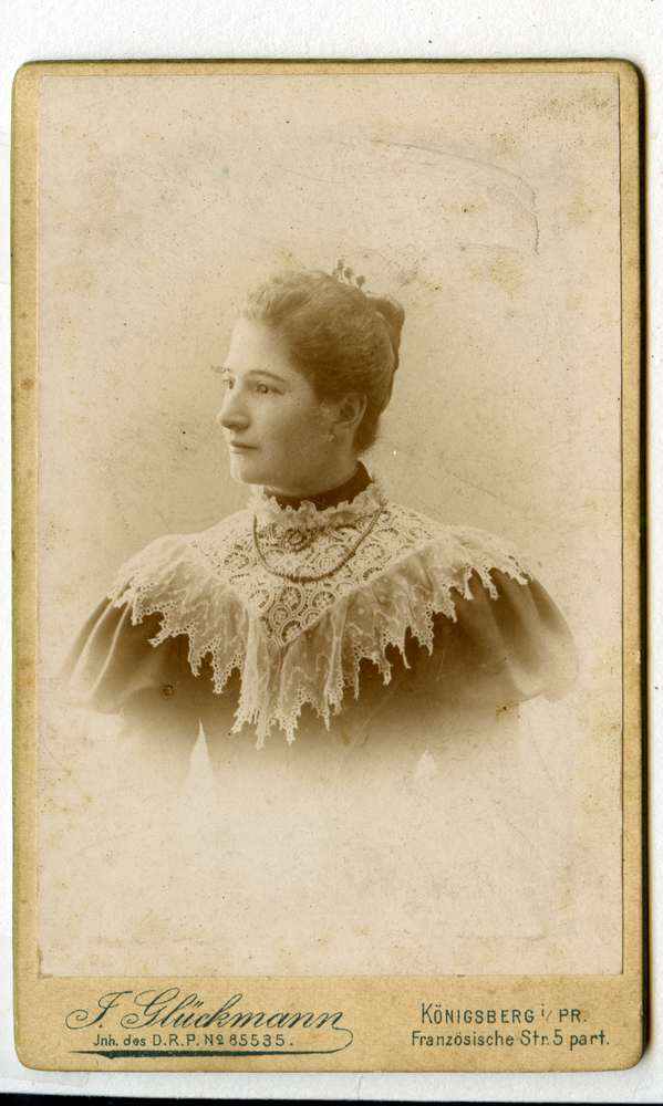 Königsberg (Pr.),  Porträt einer jungen Frau,  fotografiert durch das Atelier F. Glückmann