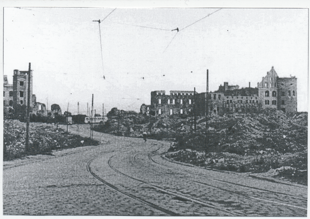 Königsberg (Pr.) (Калининград), Blick aus der Münzstraße auf die Nordseite der Schlossruine, durch die Bombardierung  zweigeteilt