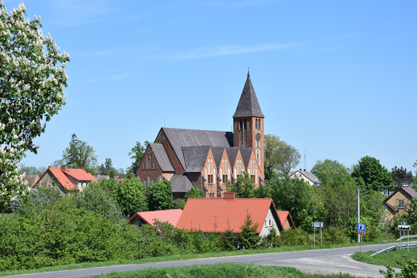 Dubeningen (Dubeninki), Blick auf die Kirche