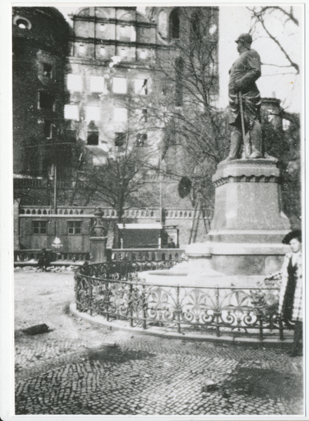 Königsberg (Pr.), Kaiser Wilhelm Platz, Bismarck-Denkmal und Teil des Schlosses