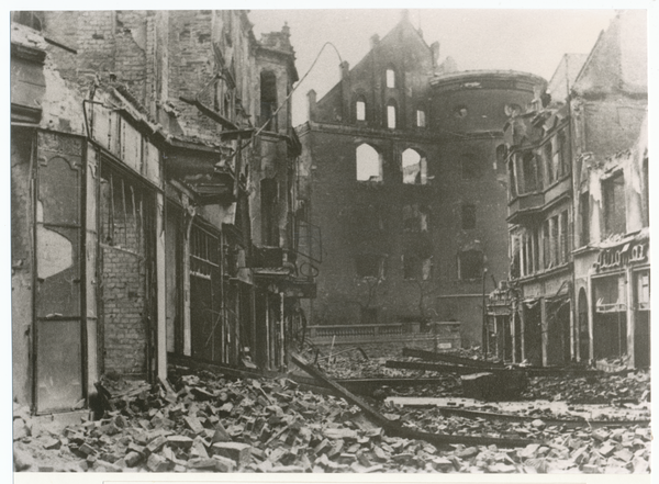 Königsberg (Pr.), Blick durch die zerstörte Straße 'Am Schloss' auf das Schloss