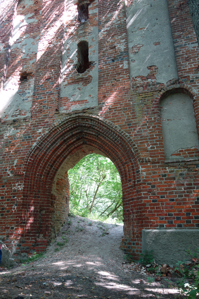 Zinten (Корнево), Ev. Kirche, Ruine der Turmfront, Eingang