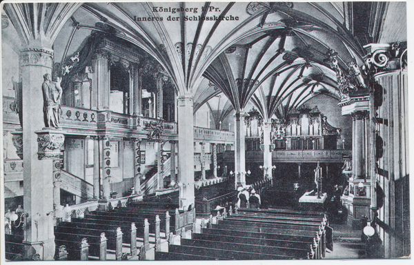 Königsberg (Pr.), Schlosskirche, Königsloge an der Westwand (links vom zweiten Pfeiler), Orgelempore und Kanzelaltar