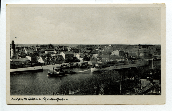 Pillau, Ortsansicht von Südosten mit auslaufendem Schiff des Seedienstes Ostpreußen