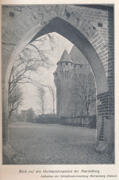 Marienburg (Westpr.), Schloss, Blick durch das Nikolaustor auf den Hochmeisterpalast