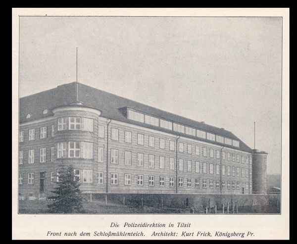 Tilsit, Fabrikstraße 67, Polizeidirektion, Front  nach dem Schlossmühlenteich