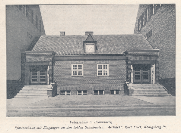 Braunsberg, Ackerstraße 11,  Doppelschule,  Pförtnerhaus mit Eingängen zu zwei Schulgebäuden
