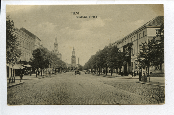 Tilsit, Deutsche Straße mit Blick zu Rathaus und Deutscher Kirche