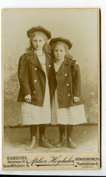 Königsberg (Pr.),  Ein junges Mädchenpaar, fotografiert durch das Atelier Heydecker
