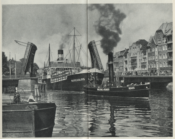 Königsberg (Pr.), Fracht-Dampfer beim Passieren der Holzbrücke pregelaufwärts