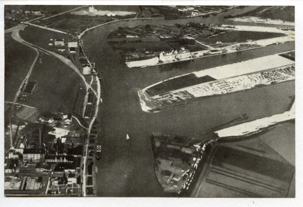 Königsberg (Pr.), Blick zu den Hafenbecken III (oben rechts) bis V nach dem Durchstich am Knie (Luftbild)