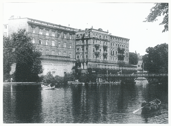 Königsberg (Pr.), Schlossteich mit Schlossteichbrücke, links Miramar Lichtspiele