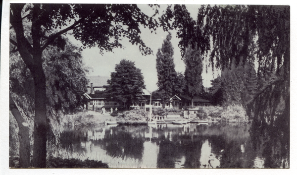 Rathshof, Partie im Garten des Cafés und der Konditorei "Fürstenteich"