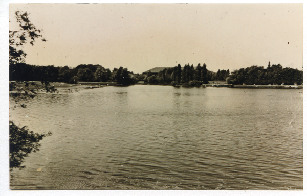 Königsberg (Pr.), Badesee am Friedländer Tor, im Hintergrund Bildmitte die Ostpreußenhalle
