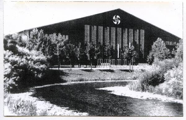 Königsberg (Pr.), Teil des Wallgrabens in den damaligen "Horst-Wessel-Anlagen" mit der Ostpreußenhalle