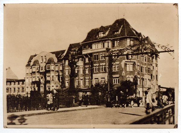 Königsberg (Pr.), Kaiserbrücke mit den Gebäuden von rechts: Steinfurtstr. Nr. 1, Weidendamm Nr. 16-18