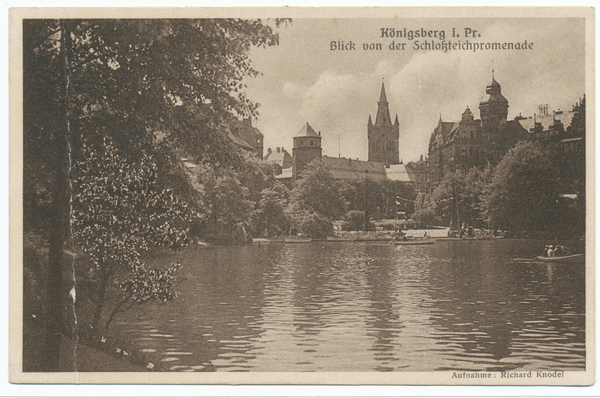 Königsberg (Pr.), Blick von der Schlossteichpromenade über den Schlossteich auf das Schloss