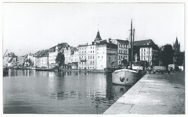 Königsberg (Pr.), Blick vom Kai der Lindenstraße auf den Alten Pregel und die Kaistraße "Am Blauen Turm"