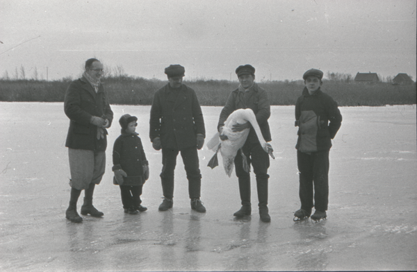 Rossitten, Dr. Ernst Schüz, sein Sohn Dietrich und Personen mit einem Höckerschwan auf dem Eis