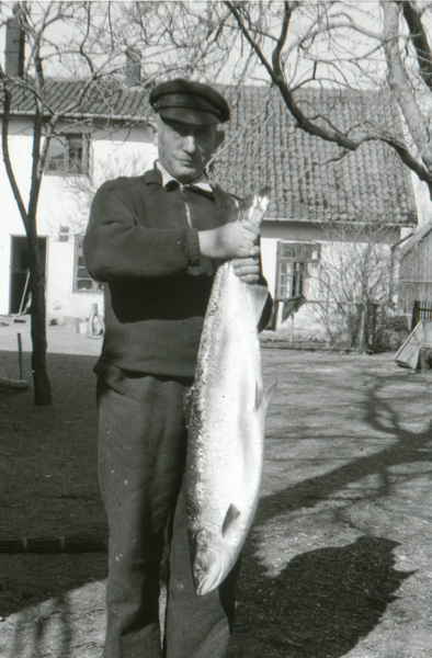 Rossitten Kr. Samland, Fischer mit einem gefangenen Lachs