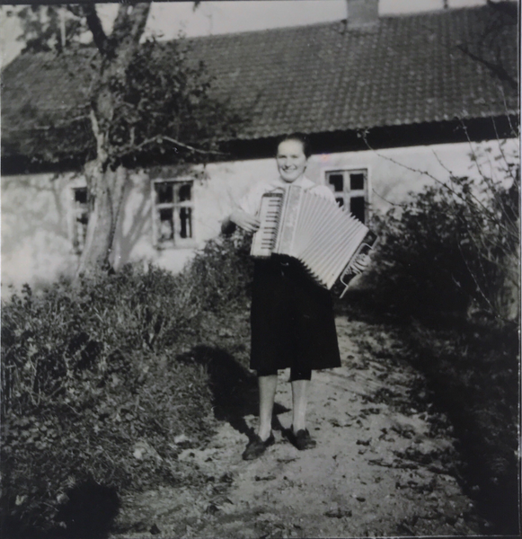 Gudellen Kr. Ebenrode, Rosemarie Warnat mit Ziehharmonika im Garten