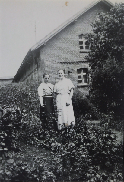 Preußenwall Kr. Ebenrode, Erna und Emma Warnat im Garten