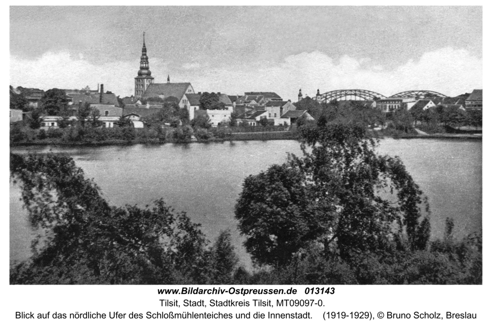 Tilsit, Blick auf das nördliche Ufer des Schloßmühlenteiches und die Innenstadt