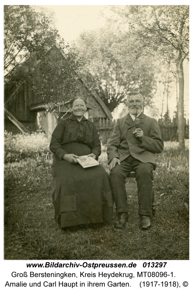 Groß Bersteningken, Amalie und Carl Haupt in ihrem Garten