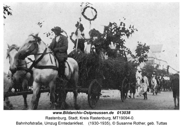 Rastenburg, Bahnhofstraße, Umzug Erntedankfest