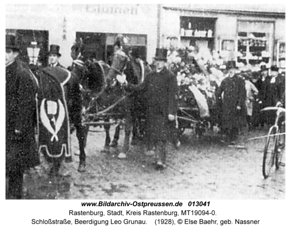 Rastenburg, Schloßstraße, Beerdigung Leo Grunau