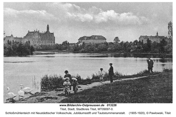 Tilsit, Schloßmühlenteich mit Neustädtischer Volksschule, Jubiläumsstift und Taubstummenanstalt