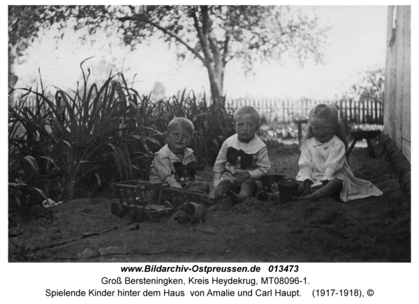 Groß Bersteningken, Spielende Kinder hinter dem Haus von Amalie und Carl Haupt