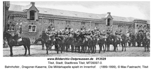 Tilsit, Bahnhofstr., Dragoner-Kaserne, Die Militärkapelle spielt im Innenhof