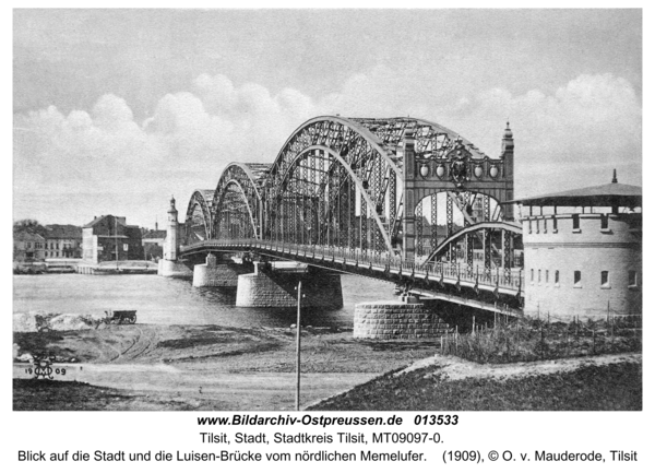 Tilsit, Blick auf die Stadt und die Luisen-Brücke vom nördlichen Memelufer