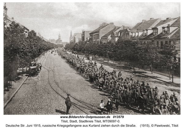 Tilsit, Deutsche Str. Juni 1915, russische Kriegsgefangene aus Kurland ziehen durch die Straße
