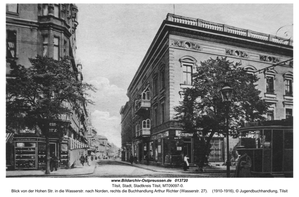 Tilsit, Blick von der Hohen Str. in die Wasserstr. nach Norden, rechts die Buchhandlung Arthur Richter (Wasserstr. 27)