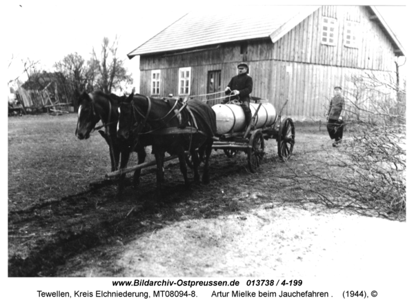 Tewellen, Artur Mielke beim Jauchefahren