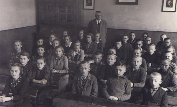 Mensguth, 8.Schulklasse 1938 mit Rektor Mauritz