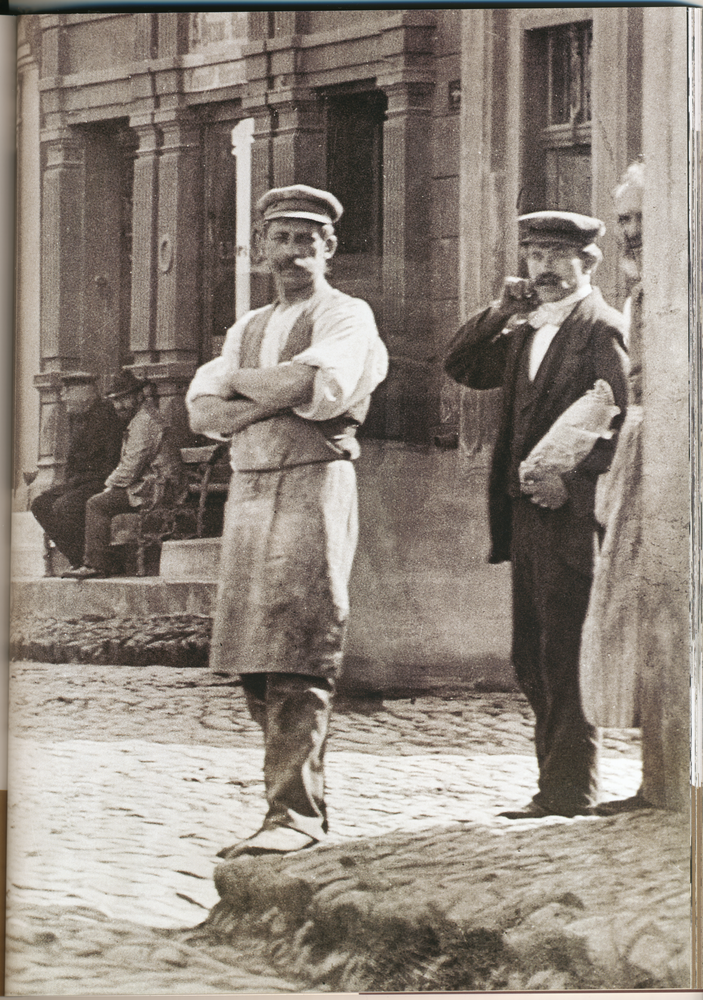 Hohenstein Kr. Osterode, Stadt, Ecke am Kleinen Markt, Menschen auf der Straße