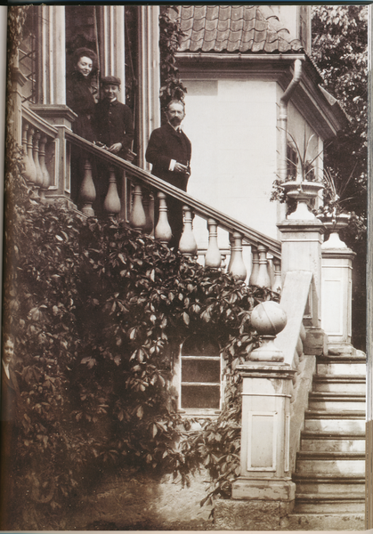 Domnau, Schloss der Grafen von Kalnein, Familie Kalnein stehend auf der Treppe