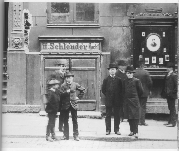 Königsberg (Pr.), Kneiphöfsche Langgasse 59, Männer vor dem Haus