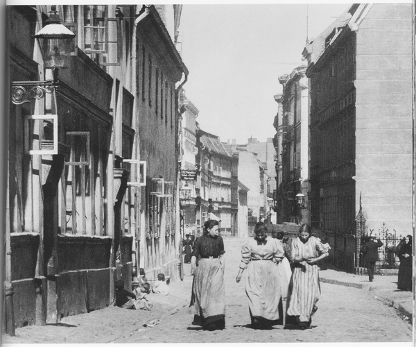 Königsberg (Pr.), Sackheimer Mittelstraße, 3 Frauen "in der Eile"